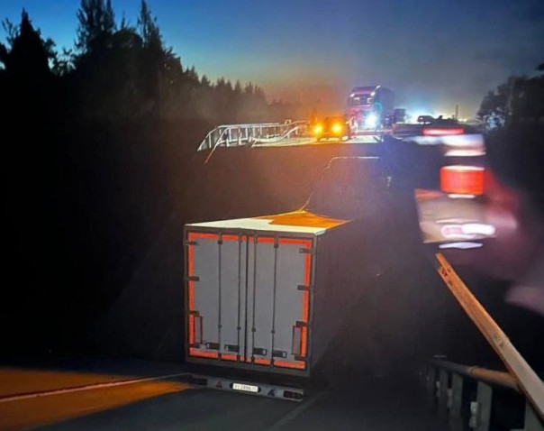 В Брянской области рухнул мост, по которому проходил пассажирский поезд.