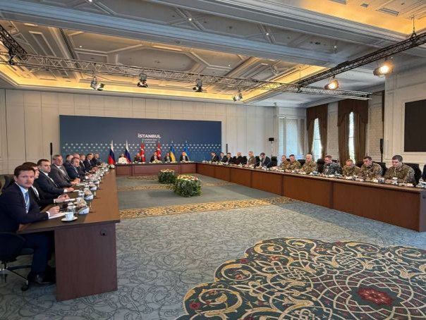 Переговоры России и Украины завершились в Стамбуле. Они длились чуть более часа и шли на русском языке.