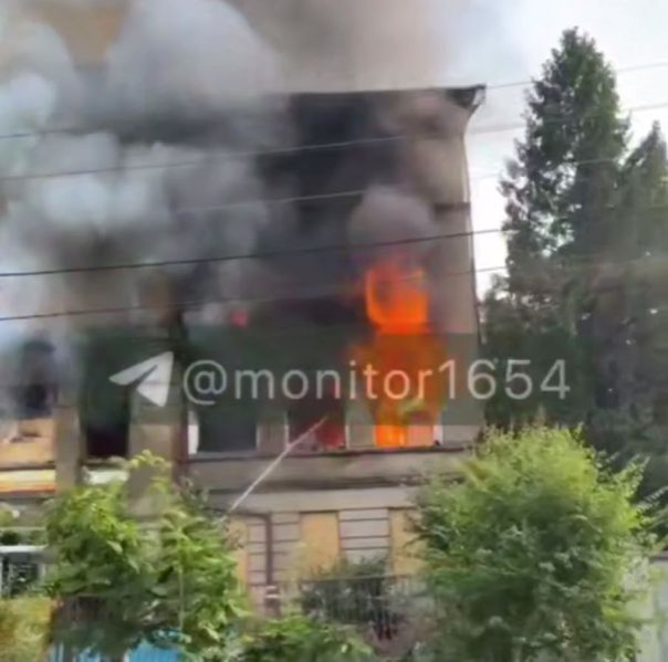 Здание ТЦК прямо сейчас горит в Новобаварском районе Харькова.