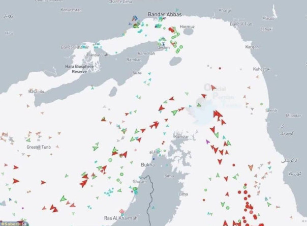 50 танкеров столпились у выхода из Персидского залива, опасаясь, что Иран закроет  Ормузский пролив