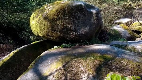 130-тонный камень танцует от прикосновения ребенка: ученые в шоке