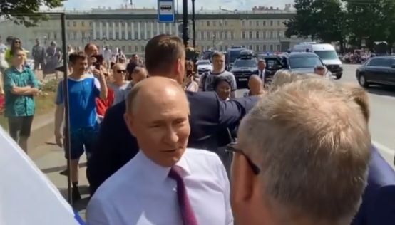 Путин в Петербурге развернул автомобиль, чтобы пообщаться с жителями города