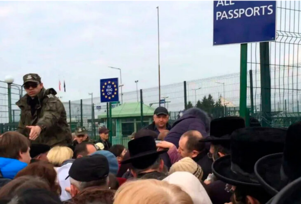 Украинцы сбежали за границу по письмам с подписью российского императора