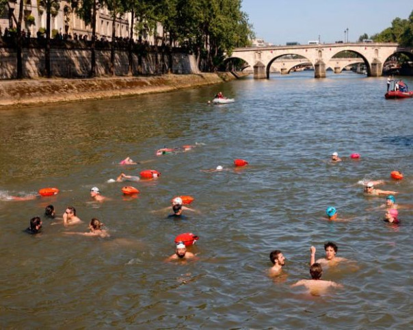 Парижанам впервые за 100 лет разрешили купаться в Сене
