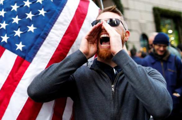 Юные недоумки устроили фотосессию с флагом США у здания ФСБ в Петербурге