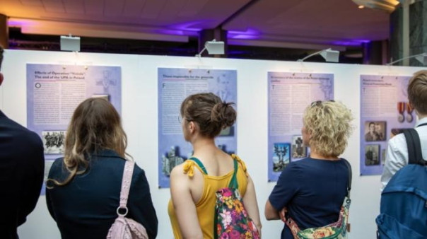 В Европарламенте проходит выставка о зверствах украинских националистов