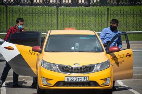 В Петербурге мигрантам запретили работать в такси