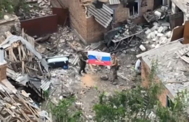 Русский триколор, поднятый над Александро-Калиново