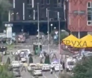 Во львовском ТРЦ мужчина с пистолетом взял заложников