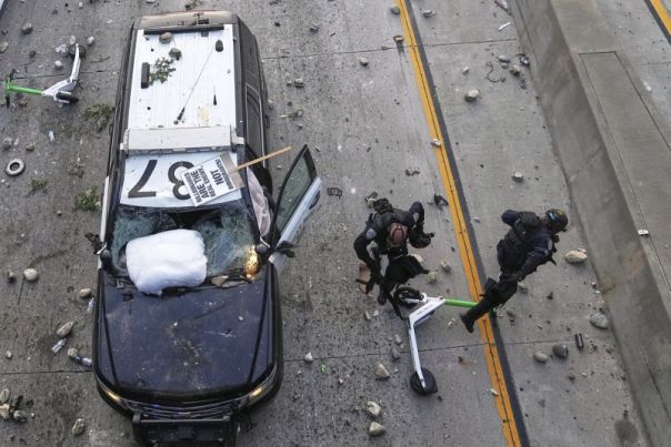 Губернаторы двух штатов спешно готовятся к войне с Трампом