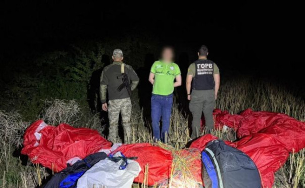 «Авиарейс отменен»: украинец пытался улететь в Молдавию на параплане