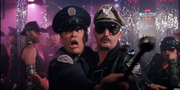 Гей, славяне: Полицейский начальник сбежал от призыва с любовником