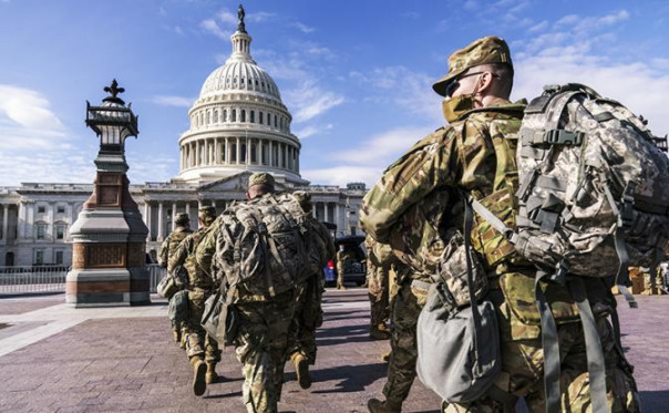 В США — госпереворот в миниатюре. Трамп начинает действовать, как Наполеон