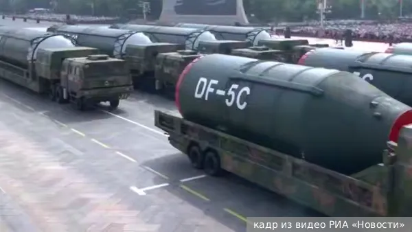 Китай впервые представил на параде в Пекине ядерную ракету DF-5C