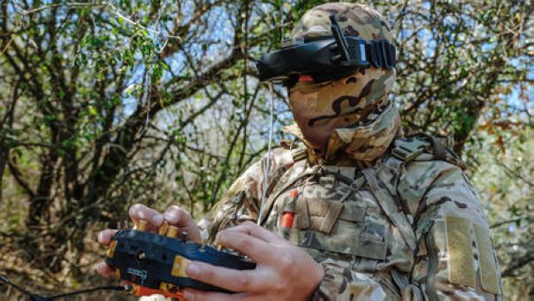 Битва дронов: как операторы БПЛА прикрывают пехоту и технику от ударов ВСУ