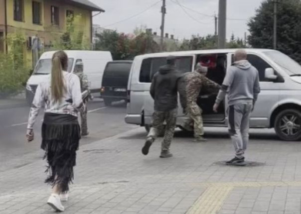 На Волыни сотрудники ТЦК отбивались слезоточивым газом от толпы работников предприятия