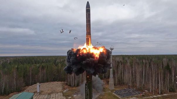 Под руководством Путина проведена плановая тренировка стратегических ядерных сил | Ракета "Ярс" запущена с космодрома Плесецк