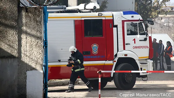 После атаки украинского дрона в Симферополе загорелся резервуар с ГСМ