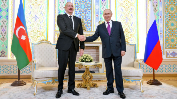 Путин и Алиев продолжили общение после официальной встречи в Душанбе