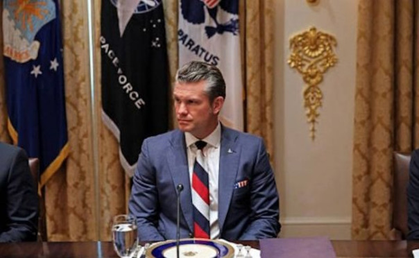 Машинально, командор! Хегсет пришел на встречу с Зеленским в «российском» галстуке