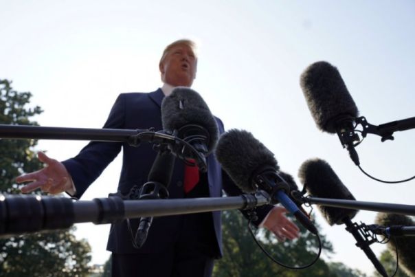 «Тихо, тихо, свинка»: Трамп не сдержался и вспылил на журналистку Bloomberg, спросившую его о документах по делу Эпштейна.