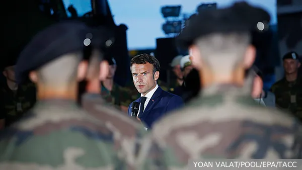 Французов массово начинают готовить к войне с Россией