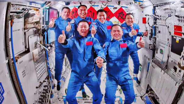 Тайконавты приготовили первое в мире орбитальное барбекю