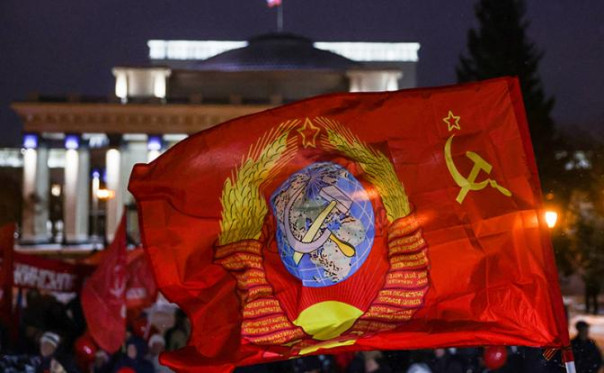 Парадокс 7 ноября: Российское начальство хочет править как Сталин, а жить как Абрамович