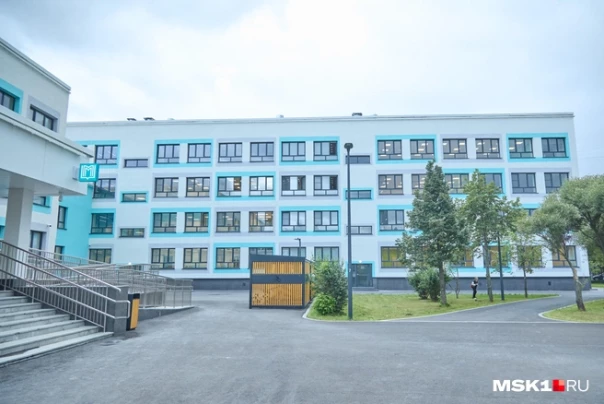 «От ударов пролетел метра три»: отец пятиклассника жестоко избил пожилого учителя в школе на северо-востоке Москвы