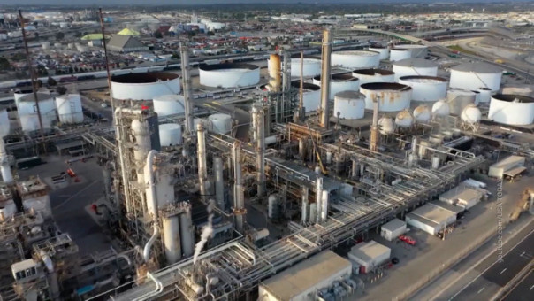 Bloomberg: топливо в США подорожало из-за санкций против РФ и ударов ВСУ по НПЗ