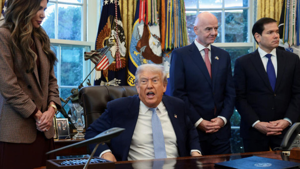 Трамп сорвал голос, крича на "глупых людей"