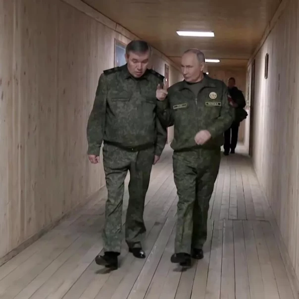 Герасимов на командном пункте доложил Путину об освобождении Купянска