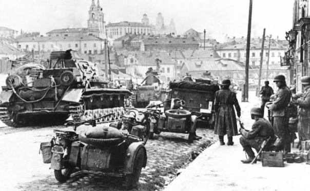 «Абакумов… подбежал ко мне. Его лицо было страшное, кулаком помахал перед носом»