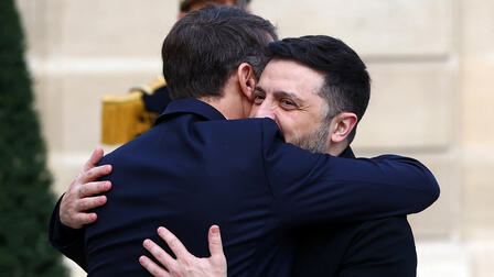 Протокольные объятия Зеленского и Макрона: что Киев будет клянчить на этот раз?