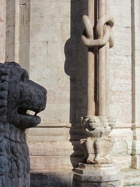 Загадка итальянских переплетённых колонн