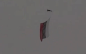 Над Киевом развевается российский триколор — дрон с русским флагом сейчас парит над городом