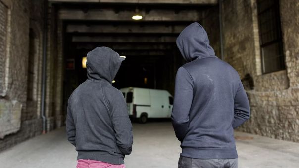 "Угрожал ножом". Почему мигранта-подростка оправдали в деле об убийстве