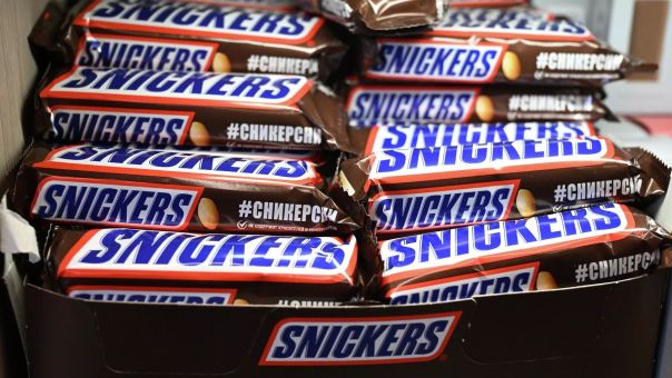 Продавцы магазинов в Лондоне покупают Snickers из России у оптовиков