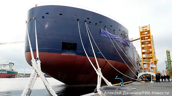 Российский флот пополнился уникальным танкером ледового класса