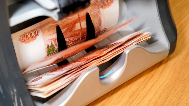 Сотрудница банка на Камчатке воровала деньги со счетов участников СВО