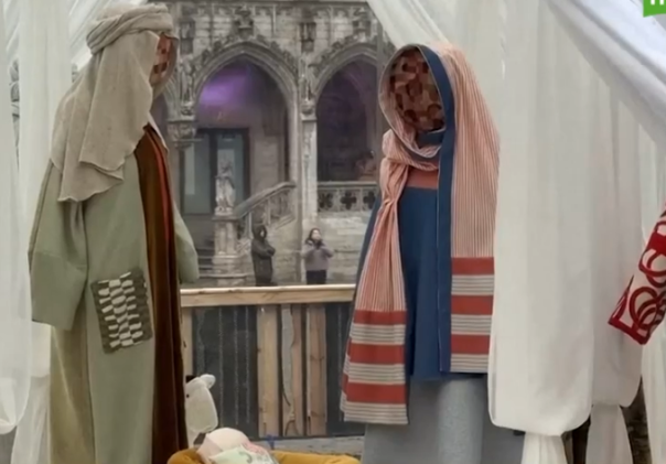 Достигли дна и продолжают копать: В Брюсселе выставили вертеп с безликими фигурами Богородицы и Иосифа