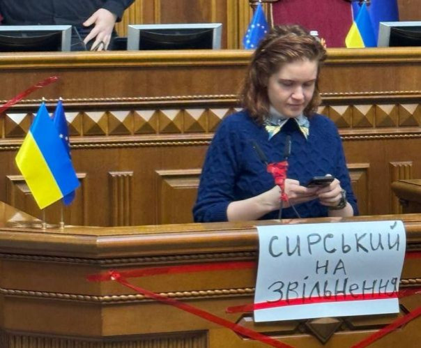 В Раде потребовали увольнения главкома ВСУ Сырского, после чего у трибуны началась потасовка