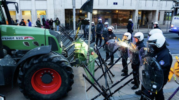 Европейские фермеры сорвали спокойствие в Брюсселе на фоне саммита ЕС по финансированию Украины
