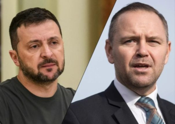 Навроцкий подарил Зеленскому книгу о преступлениях украинцев