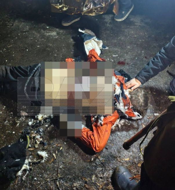 Два человека ранены из-за взрыва неизвестного устройства — один из подростков скончался на месте