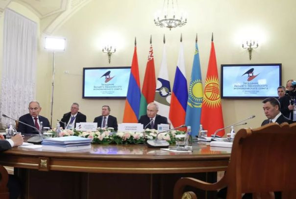 Кремль представил официальный перевод выражения Путина о «подсвинках»