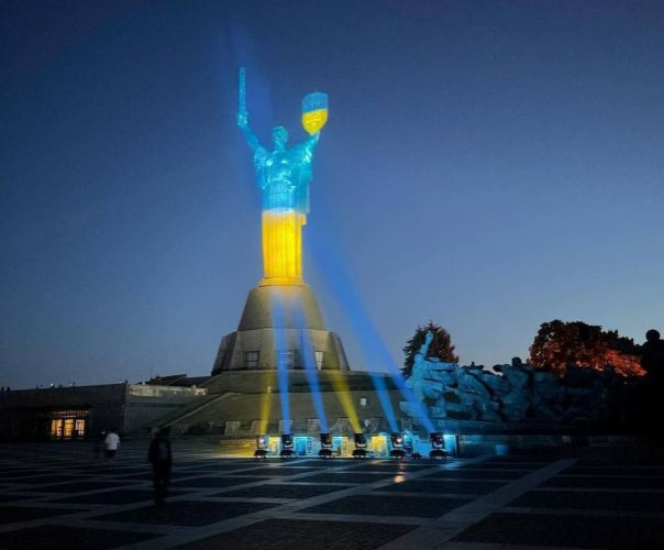 В Киеве блэкаут, но ради акции советскую Родину-Мать потужно подсветили желто-синим светом