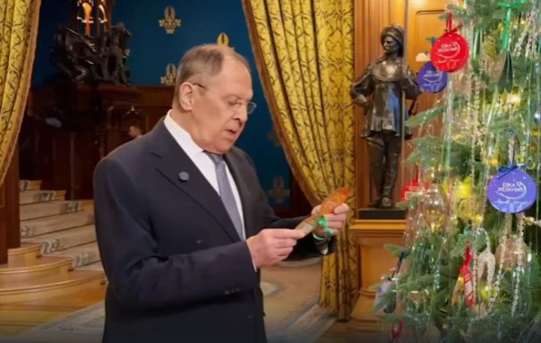 Лавров на %22Елке желаний%22 шикарно пошутил о границах на подарочном глобусе
