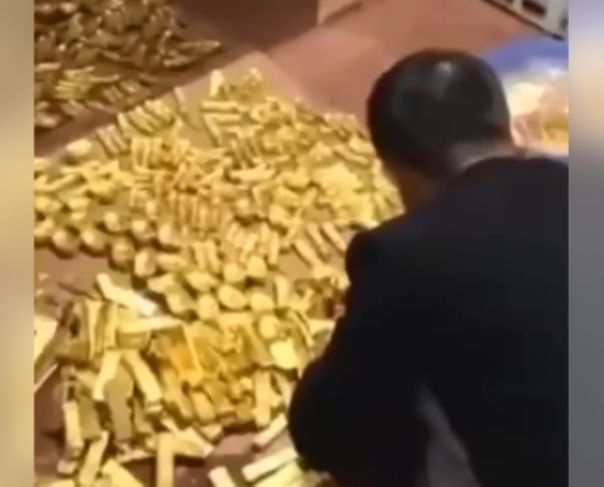 13,5 тонн золота* и 23 тонны наличных нашли при обыске в доме у китайского чиновника, который брал взятки за контракты и сделки с землей.