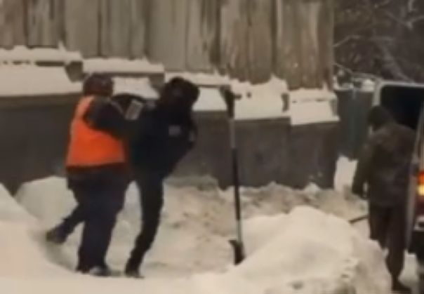 Курьезы мобилизации: во Львове полицейская «с ноги» пыталась завалить женщину с лопатой (видео)